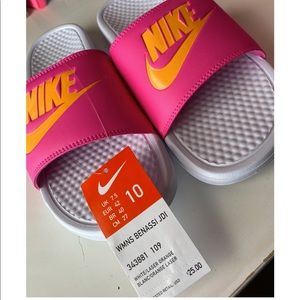 Never Worn Womens Nike Flip Flops.